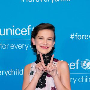 Millie Bobby Brown em 2016; o cabelo curtinho virou uma marca registrada da atriz até então