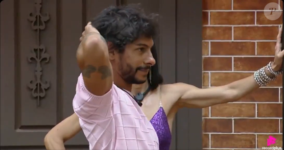 'Ponho a mão no bolso': frase de Shia Phoenix após abraço com Michelle gera comentários na web