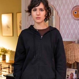 Flora Camolese é Nina, filha de Filipa (Claudia Abreu). Personagem chega à novela no capítulo de 28 de junho de 2025.