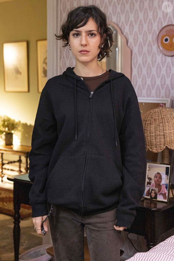 Flora Camolese é Nina, filha de Filipa (Claudia Abreu). Personagem chega à novela no capítulo de 28 de junho de 2025.