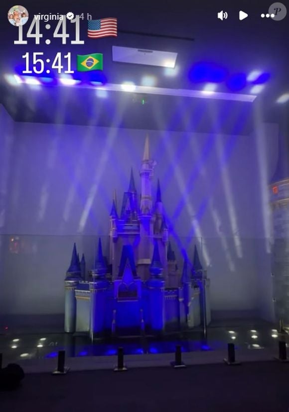 A mansão alugada por Virgínia tem uma sala de cinema que simula os fogos da Disney