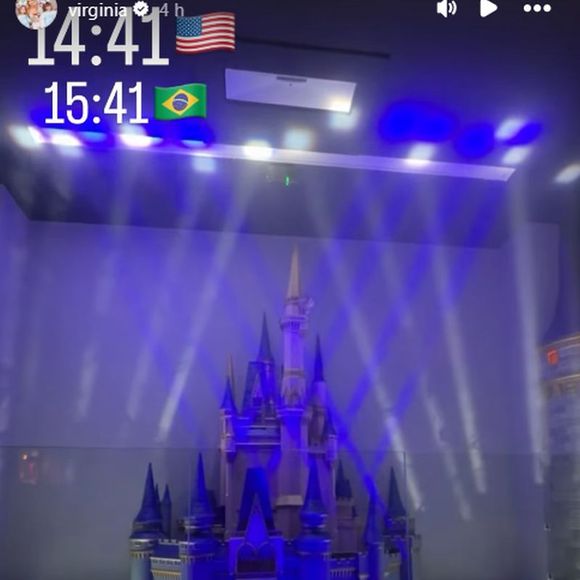 A mansão alugada por Virgínia tem uma sala de cinema que simula os fogos da Disney
