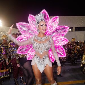 Campeã no Carnaval 2025 de SP, Ana Beatriz Godoi desfilou com fantasia de LED, que alterava luz do rosa para o azul, corres da Rosas de Ouro