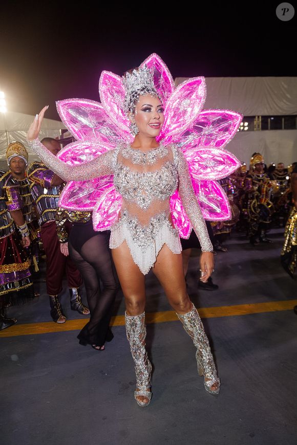 Campeã no Carnaval 2025 de SP, Ana Beatriz Godoi desfilou com fantasia de LED, que alterava luz do rosa para o azul, corres da Rosas de Ouro