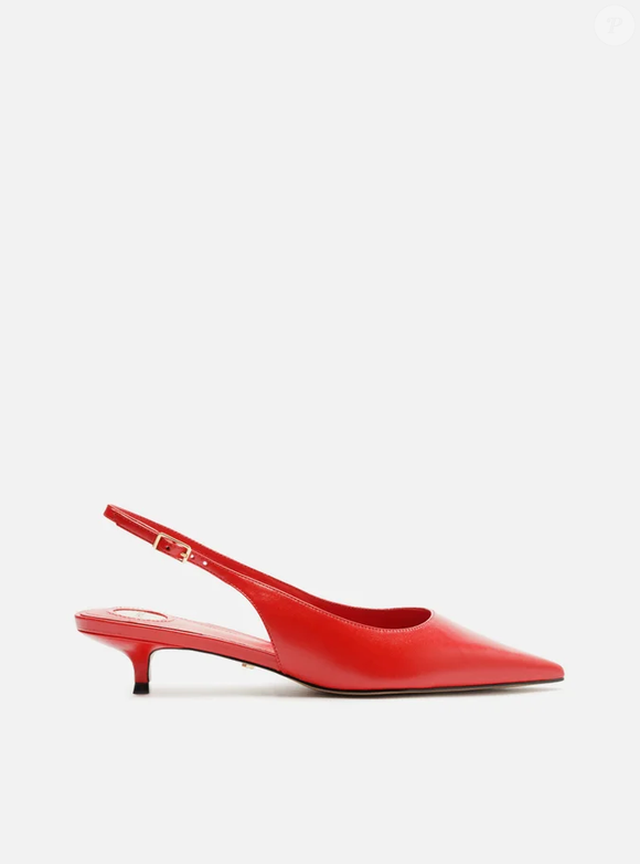 O slingback vermelho da Arezzo aposta em uma silhueta mais maximalista e chega com desconto, passando de R$ 379,90 para R$ 189,90
