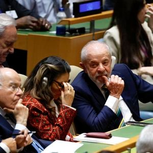 Para acompanhar Lula, Janja repetiu um casaco palestino usado em 2024, na cor vermelha com detalhes em preto, branco e verde