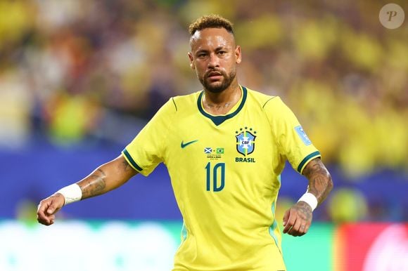Após voltar aos gramados pela Copa do Mundo de 2026, Neymar aproveitou a folga em Nova York, mas um detalhe em uma foto na balada chamou mais atenção que sua recuperação: a ausência da aliança de noivado com Bruna Biancardi