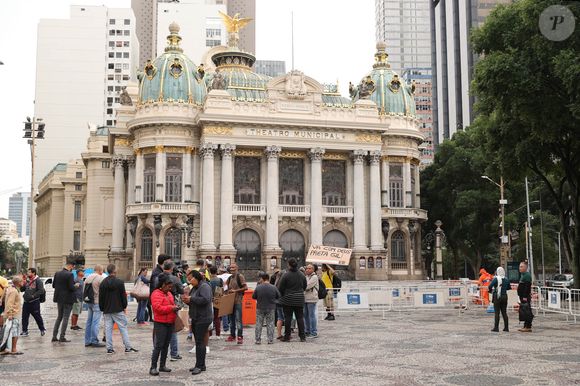 Uma multidão se aglomera na manhã desta sexta-feira (25) em frente ao Theatro Municipal do Rio de Janeiro para prestar as últimas homenagens a Preta Gil