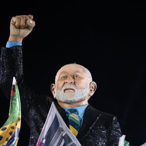 Acadêmicos de Niterói homenageou a história do presidente Lula no Carnaval 2026