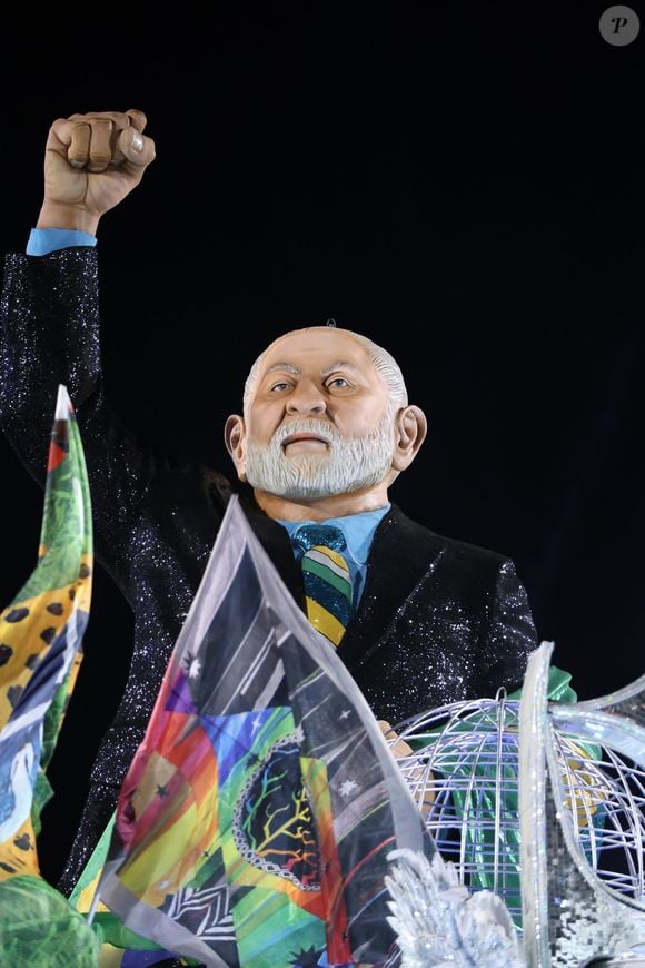 Acadêmicos de Niterói homenageou a história do presidente Lula no Carnaval 2026