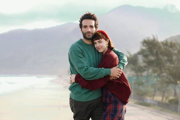 Afonso e Solange namoram após reconciliação na novela Vale Tudo