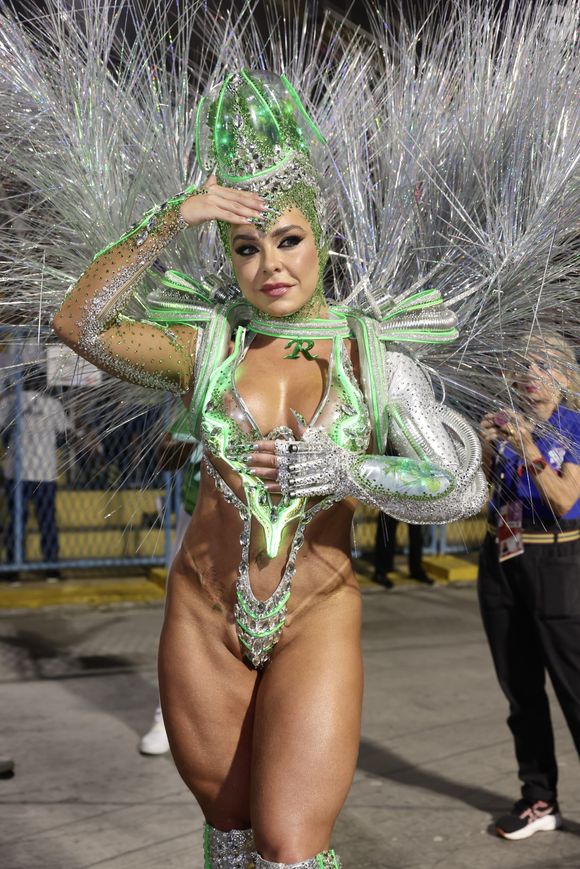 Com Fabíola de Andrade de rainha de bateria, a Mocidade traz o enredo ‘Voltando para o futuro - não há limites para sonhar’