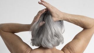 Oito exercícios perfeitos para corrigir corcunda ou costas curvadas a partir dos 50 anos e que podem ser feitos em casa