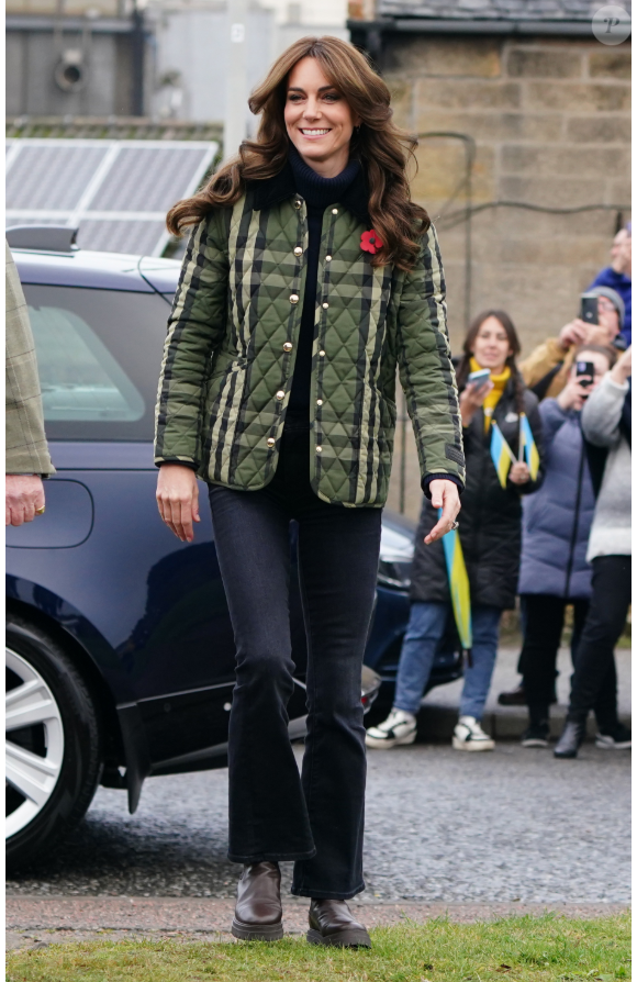 Kate Middleton gosta de apostar em casacos quentinhos, estruturados e mais diferentes para se sentir estilosa e aquecida no inverno.