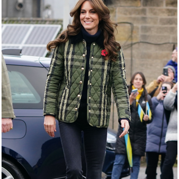 Kate Middleton gosta de apostar em casacos quentinhos, estruturados e mais diferentes para se sentir estilosa e aquecida no inverno.