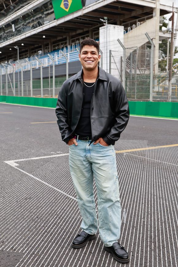 Looks The Town 2025: o ex BBB Guilherme, que entrou com a sogra Delma no reality, apostou em uma vestimenta 'básica' que não tem erro... a famosa jaqueta de couro e um jeans largo