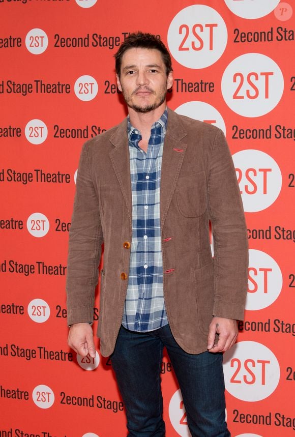 Momento casual de Pedro Pascal: Estilo despretensioso, mas ainda assim icônico.