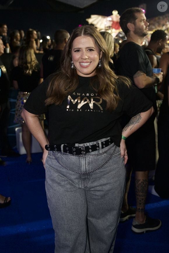 Tati Machado escolheu a simplicidade ao posar de abadá e calça jeans com correntes