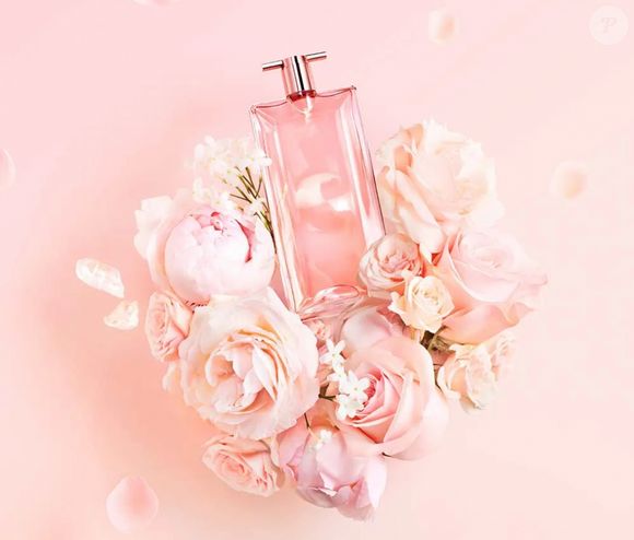 O perfume Idôle, de Lancôme, é perfeito para quem ama notas florais e frutadas