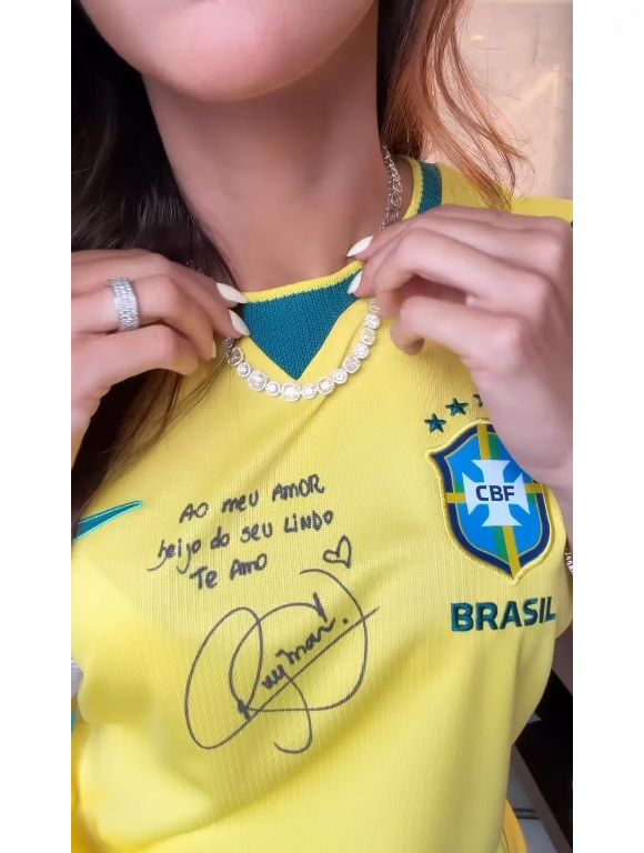 Grávida, mulher de Neymar, Bruna Biancardi exibiu camisa com autógrafo do jogador após vídeo do atacante sem aliança no dedo