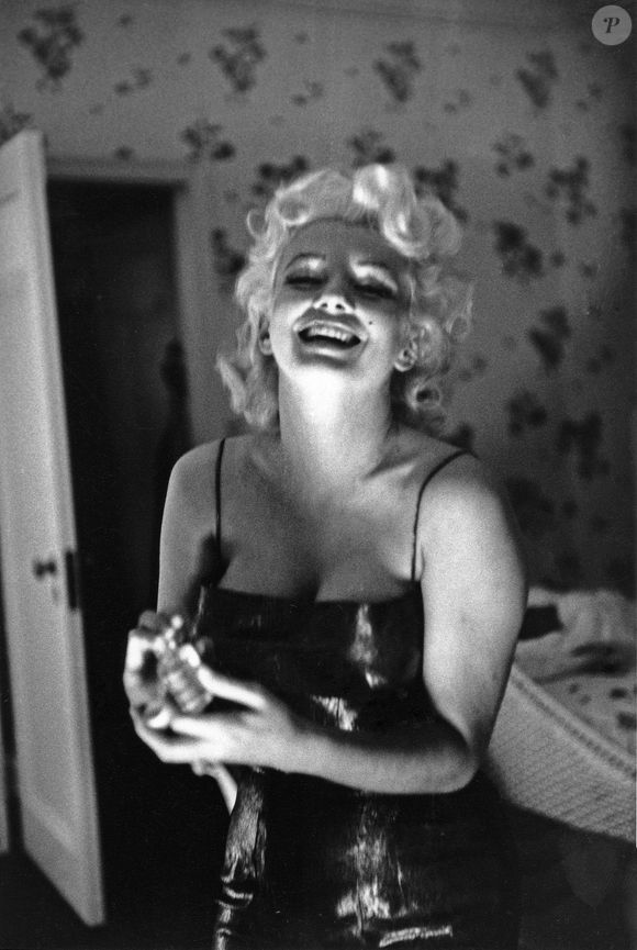 Em uma entrevista à revista Marie Claire, em 1952, a atriz foi questionada sobre o que usava para dormir. Ninguém esperava, mas sua resposta cheia de charme e mistério transformaria a fragrância em uma verdadeira lenda!