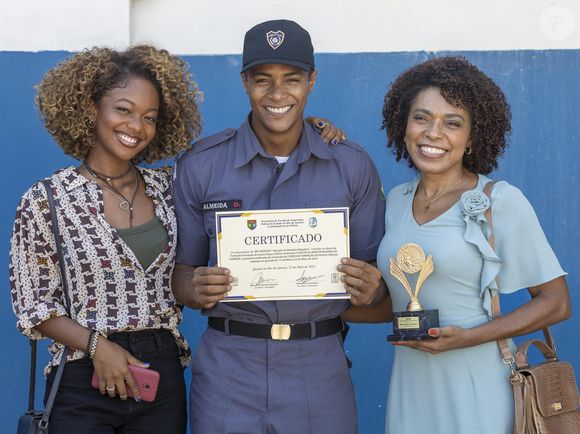 Dara (Cecília Chancez) e Marlon (Humberto Morais) rezam pela saúde de Jussara (Vilma Melo) na novela Dona de Mim