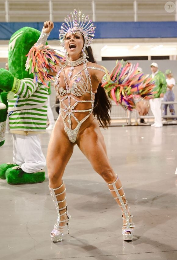 O look recortado de Viviane Araújo valorizou o corpo da artista