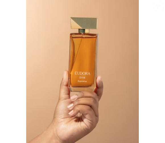 O perfume Diva Suprema da Eudora é oriental, inspirado nos árabes, trazendo destaque para a bergamota, além de pimenta rosa, maçã, jasmim, ameixa, âmbar e baunilha.