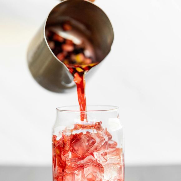 Hibisco ajuda no controle da hipertensão leve a moderada e também ajuda a proteger as células contra danos