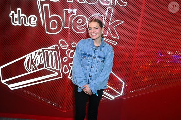 Letícia Colin escolheu uma combinação básica com jaqueta jeans oversized, blusa preta e calça da mesma cor