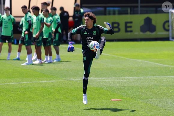 A FIFA escolheu três países para sediar a Copa do Mundo de 2026 por causa da expansão do torneio e da necessidade de maior estrutura logística