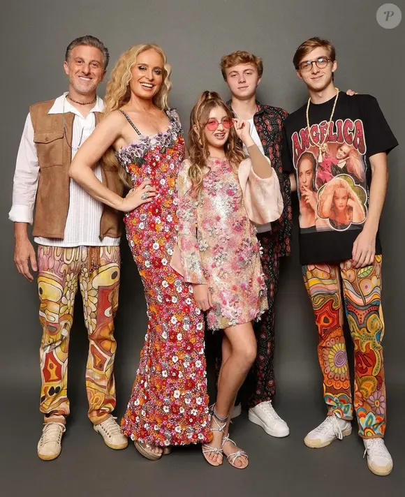Angélica e Luciano Huck em foto com os filhos, Joaquim (mais à direita), Benício e Eva