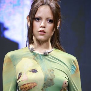 Apesar do namoro não passar de rumores, Jenna Ortega foi massacrada por fãs nas redes sociais