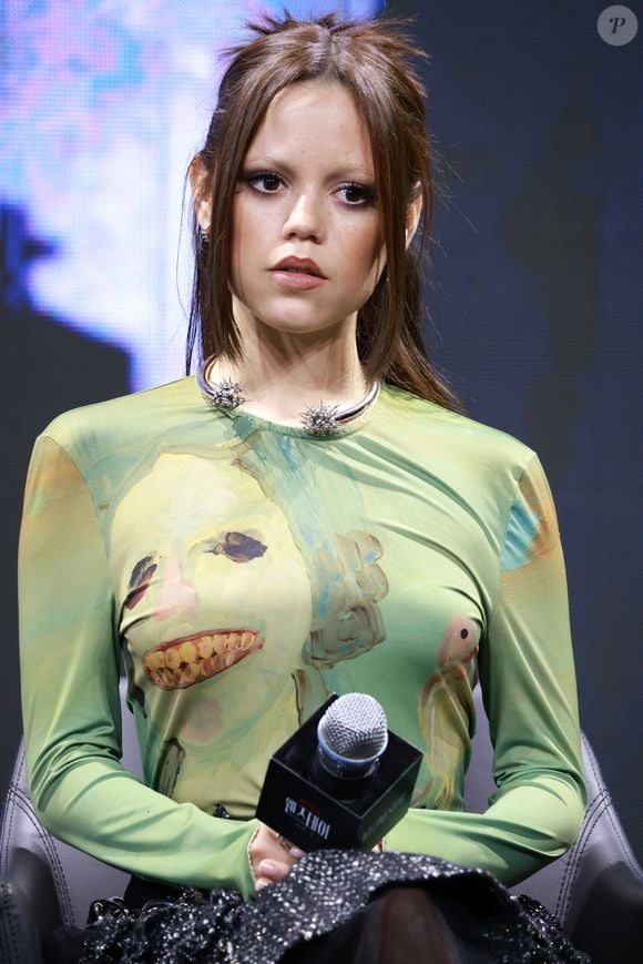 Apesar do namoro não passar de rumores, Jenna Ortega foi massacrada por fãs nas redes sociais