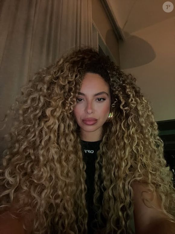 Segundo ela, o método de mega hair utilizado é o de polímero de queratina, que oferece movimento e aparência extremamente natural.