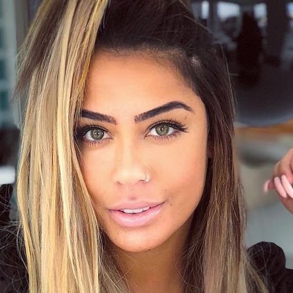 Verdes, olhos de Rafaella Santos são o maior destaque de suas fotos