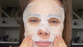 Com secreção de lesma, essa nova máscara coreana de Carolina Dieckmmann promete salvar sua pele: reduz manchas e deixa a aparência mais bonita