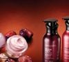 A campanha de Nativa SPA Ameixa e Ameixa Negra, de O Boticário, colocou a tendência da perfumação em camadas no centro da rotina de autocuidado. Com produtos que prometem hidratação intensa e fragrância prolongada, a linha virou aposta para quem deseja manter a pele perfumada o dia inteiro com uma experiência sensorial sofisticada