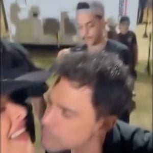 Zezé Di Camargo estava nos bastidores de um show e foi abordado por uma fã. O cantor se aproxima para dar um beijo na bochecha, mas a moça vira o rosto