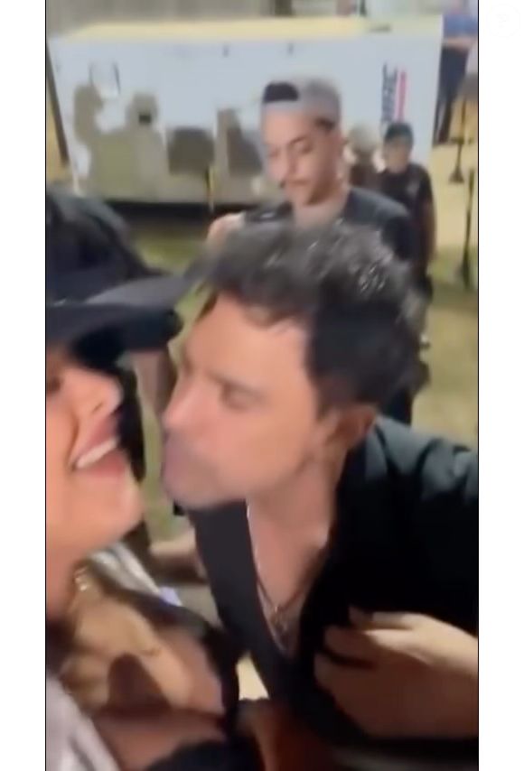 Zezé Di Camargo estava nos bastidores de um show e foi abordado por uma fã. O cantor se aproxima para dar um beijo na bochecha, mas a moça vira o rosto