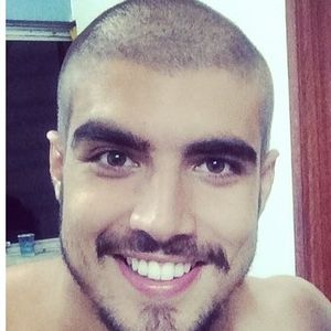 Caio Castro raspou a cabeça para viver vilão na novela 'I love Paraisopolis'