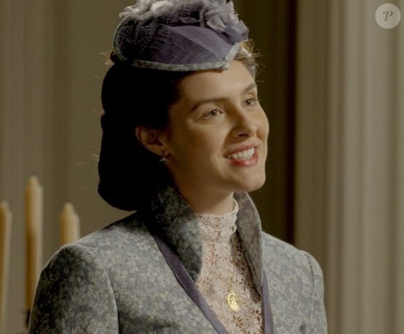 Severa (Dani Barros) reconhece Berenice (Elisa Brites) ao ver uma foto, e diz a Felipe (Rafael Cardoso) que ela morreu em seus braços, na novela 'Além do Tempo'