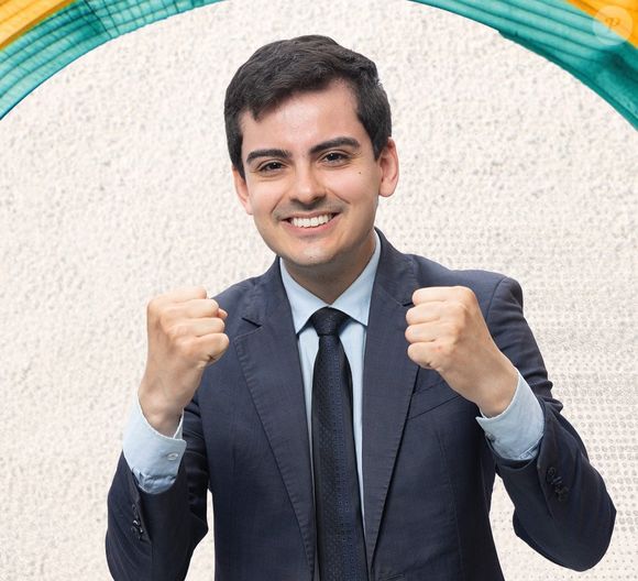 Dudu Camargo não citou o nome de Luiz Bacci, mas fez acusações enquanto aparecia a imagem do jornalista, falando em 'apresentador foragido'