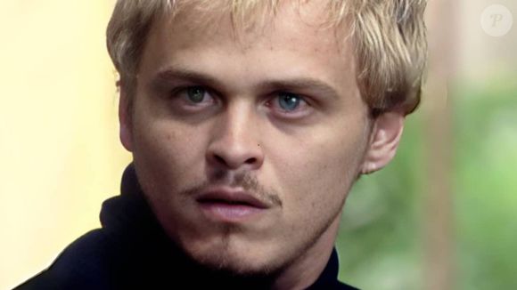 Alexandre (Guilherme Fontes) deixa de provocar Téo (Mauricio Mattar) no fim da novela A Viagem