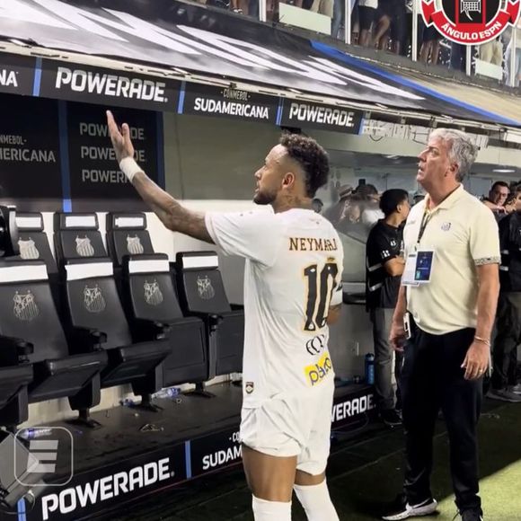 Atacante do Santos rebate críticas da arquibancada, chama torcedor de ‘gordinho’ e manda ‘calar a boca’ antes de se retratar publicamente