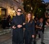 Isadora Cruz e Lucas Pinheiro: o casal surgiu em uma proposta dark academia fundida ao utilitarismo moderno, apostando no impacto visual das texturas monocromáticas. Isadora Cruz veste um macacão preto de tecido anasalado e aspecto 'amassado' proposital, com amarração na cintura e decote em "V", complementado por uma bolsa de ombro no mesmo material e um colar de elos dourados que ilumina o rosto