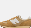 Após anos de reinado do Adidas Samba, o modelo New Balance 471 surge como forte concorrente no street style