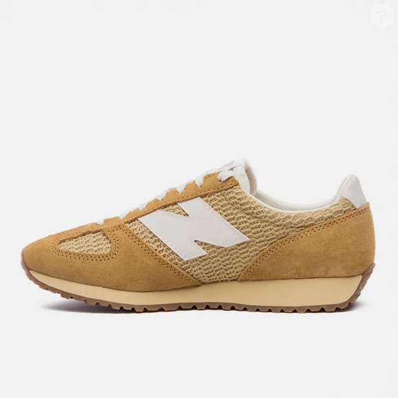 Após anos de reinado do Adidas Samba, o modelo New Balance 471 surge como forte concorrente no street style