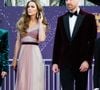 Kate Middleton fez uma rara aparição no BAFTA 2026 no último domingo (22) ao lado do marido, Príncipe Harry