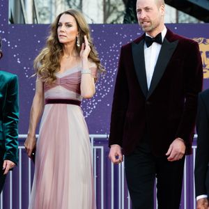 Kate Middleton fez uma rara aparição no BAFTA 2026 no último domingo (22) ao lado do marido, Príncipe Harry